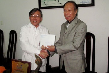 Bệnh viện Việt Đức ủng hộ 50 triệu đồng xây cầu ở Quảng Bình