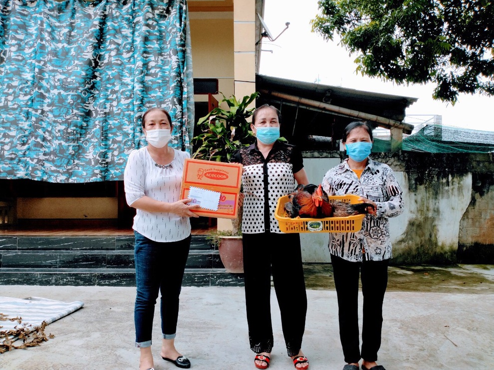Phụ nữ vùng quê góp gạo thổi cơm tiếp sức lực lượng ngày đêm chống dịch - 1 Phụ nữ vùng quê góp gạo thổi cơm tiếp sức lực lượng ngày đêm chống dịch - 1
