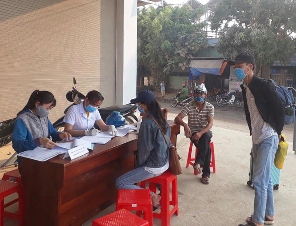 Xử phạt 3 người rủ nhau đi ăn cưới khi đang phải cách ly - 1 Xử phạt 3 người rủ nhau đi ăn cưới khi đang phải cách ly - 1