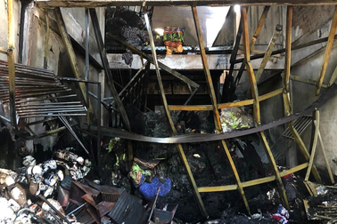 Nhà cháy lớn rồi đổ sập, đang tìm kiếm 3 mẹ con mắc kẹt