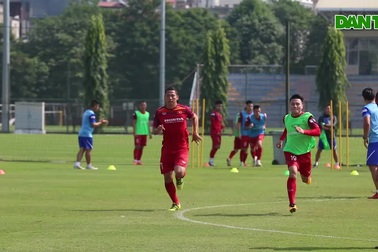 HLV Park Hang Seo "xem giò" tiền đạo Hà Minh Tuấn