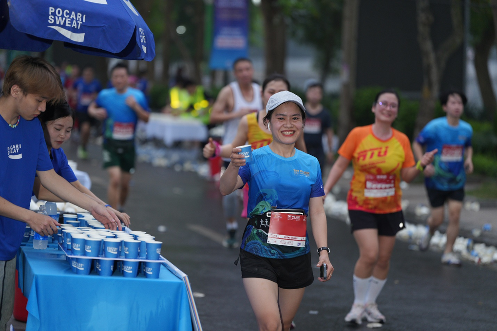 Pocari Sweat Việt Nam tiếp sức 10.000 người chinh phục Tay Ho Half Marathon 2024 - 3 Pocari Sweat Việt Nam tiếp sức 10.000 người chinh phục Tay Ho Half Marathon 2024 - 3