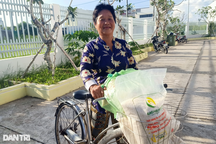 Người dân háo hức đổi 2kg rác thải nhựa lấy 5kg gạo