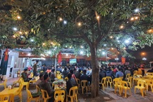 Đổ xô đi cổ vũ U22 Việt Nam: Hàng quán đông nghịt, hết hiệp 1 vẫn chưa có đồ ăn