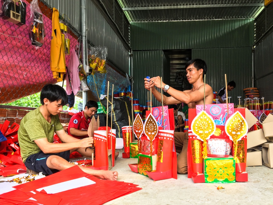 Nghề làm vàng mã tất bật vào vụ Tết - 1 Nghề làm vàng mã tất bật vào vụ Tết - 1