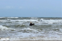 Ngư dân lao ra giữa sóng bạc săn "lộc trời" mùa biển động