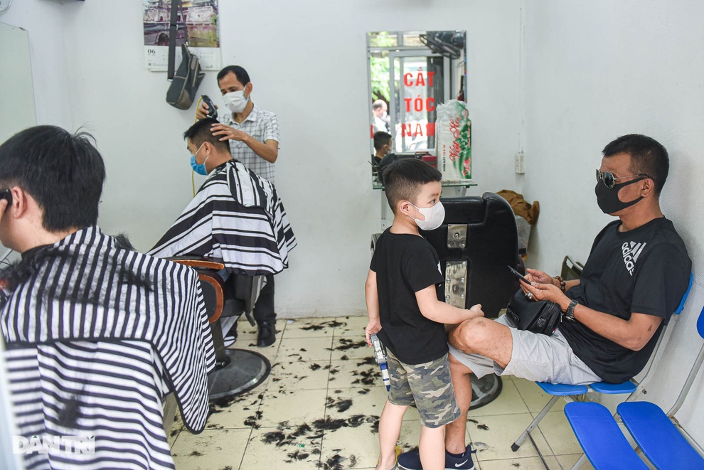 Hà Nội: Nhiều người nhịn ăn sáng, cấp tốc đi xếp hàng cắt tóc, làm đẹp - 10 Hà Nội: Nhiều người nhịn ăn sáng, cấp tốc đi xếp hàng cắt tóc, làm đẹp - 10