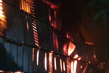 Lửa bốc lên ngùn ngụt tại Nhà máy bóng đèn phích nước Rạng Đông