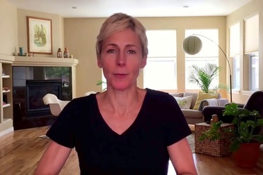 Hướng dẫn cách gấp áo cộc tay.