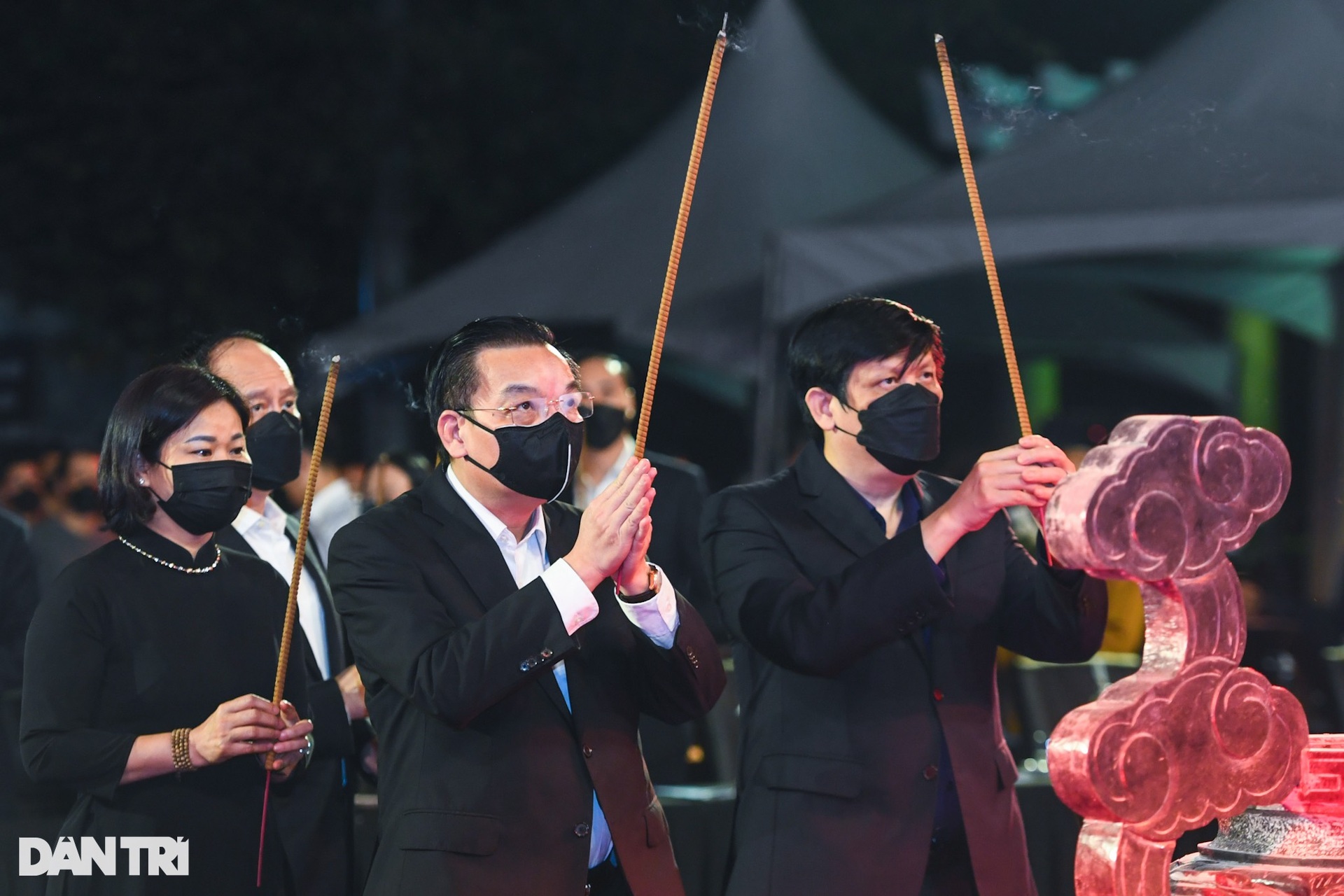 Hình ảnh ấn tượng tại lễ tưởng niệm đồng bào đã mất trong đại dịch Covid-19 - 21