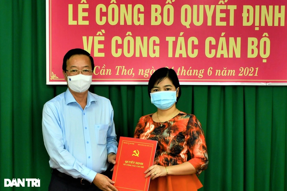Ông Lê Tấn Thủ- trưởng ban tổ chức Thành ủy Cần Thơ trao quyết định cho bà Trần Hồng Thắm.jpeg Ông Lê Tấn Thủ- trưởng ban tổ chức Thành ủy Cần Thơ trao quyết định cho bà Trần Hồng Thắm.