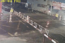 Khen thưởng 2 nữ gác chắn cứu đoàn tàu thoát tai nạn ở Đồng Nai