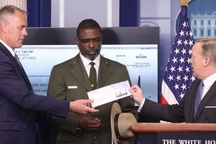 Tổng thống Trump quyên góp toàn bộ quý lương đầu tiên