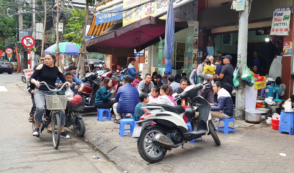 3 chủ tịch quận bị phê bình, tình trạng lấn chiếm vỉa hè vẫn phức tạp - 2 3 chủ tịch quận bị phê bình, tình trạng lấn chiếm vỉa hè vẫn phức tạp - 2