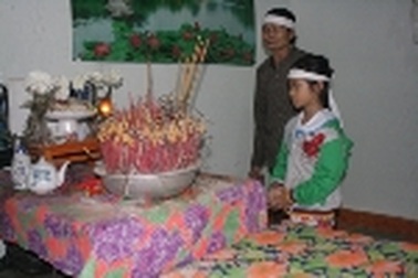 Bố mẹ chết thảm, tương lai bé 7 tuổi trở nên mờ mịt