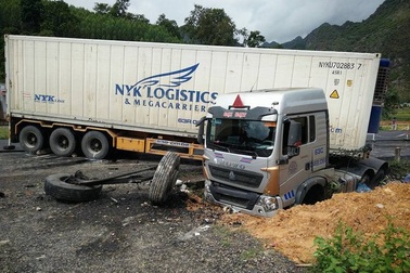 Container loạng choạng đâm 5 người thương vong