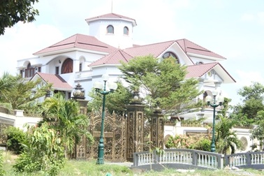 “Làm công bộc của dân lấy đâu tiền làm biệt thự to như vậy!”