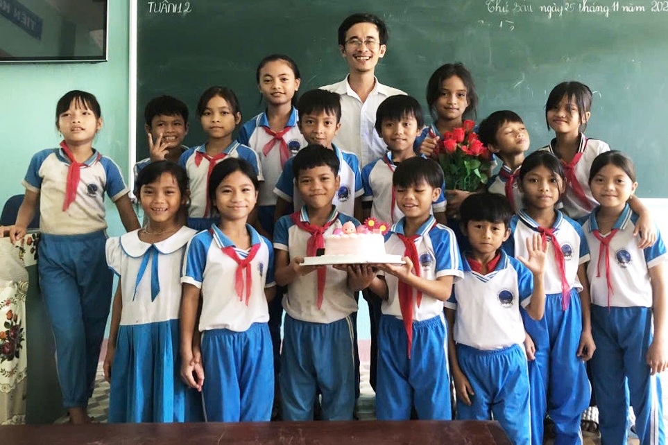 A megható történet a több száz diákot könnyekre fakasztó videó mögött - 2 Câu chuyện cảm động phía sau clip hàng trăm học sinh òa khóc - 2