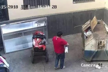 Dân mạng phẫn nộ với cha ném con sơ sinh vào thùng rác rồi bỏ đi