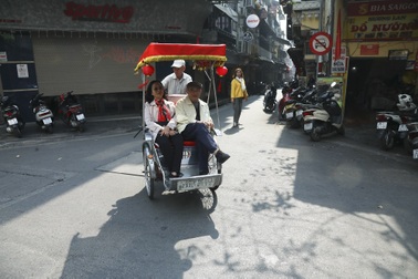 Hà Nội bình yên dưới nắng vàng rực rỡ ngày 30 Tết