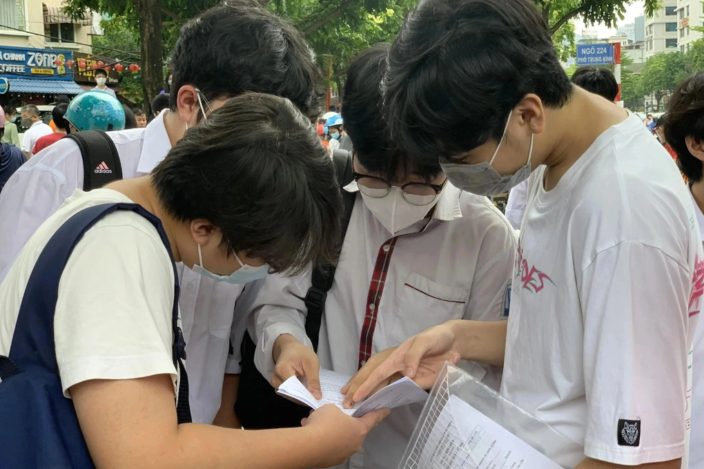 Phụ huynh có con tốt nghiệp THCS hệ song bằng như ngồi trên đống lửa - 1 Phụ huynh có con tốt nghiệp THCS hệ song bằng như ngồi trên đống lửa - 1
