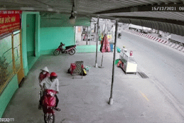 Tên trộm xe máy kéo lê người phụ nữ bán vé số hàng chục mét trên đường