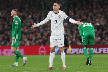 Ronaldo nhận thẻ đỏ, Bồ Đào Nha thất bại trước Ireland