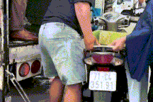 Tài xế lội nước nâng xe lên thùng đưa người dân qua đoạn ngập