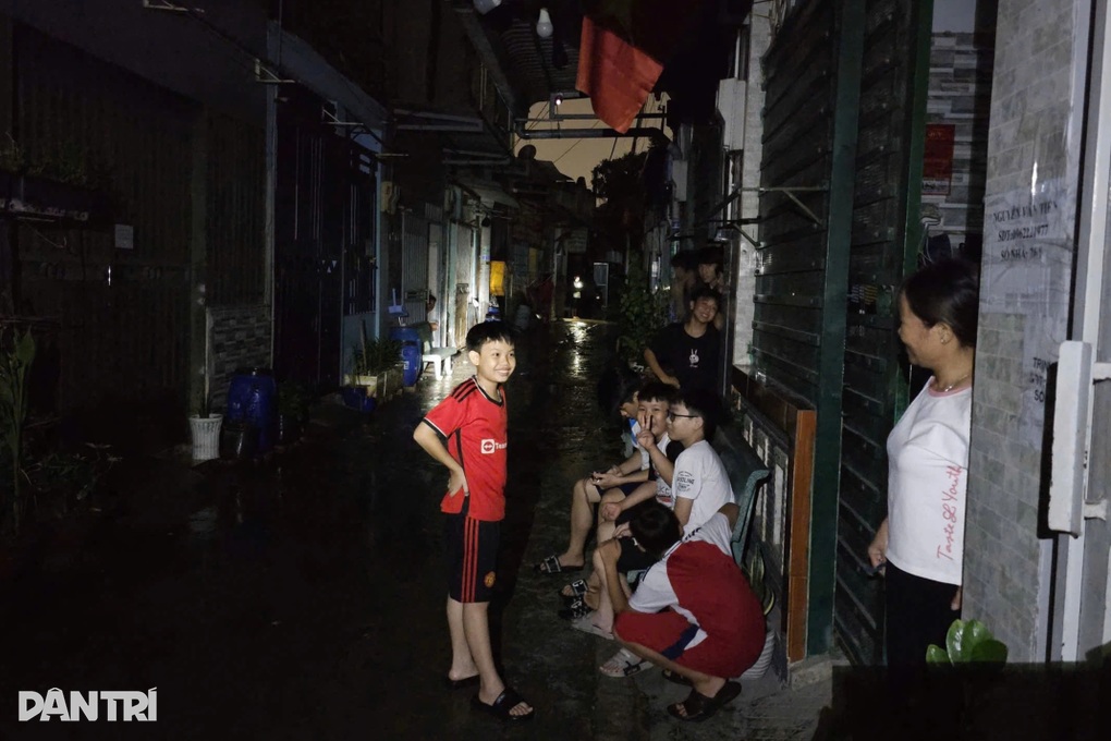 Gần 100 hộ dân ở TPHCM bị cắt điện suốt 3 ngày - 3 Gần 100 hộ dân ở TPHCM bị cắt điện suốt 3 ngày - 3