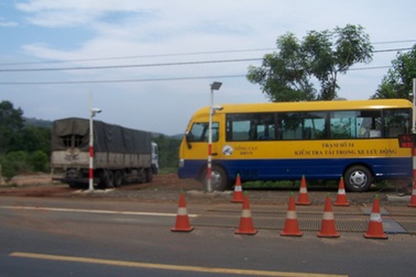 Bỏ chạy khỏi trạm cân, xe tải tông vào xe Cảnh sát giao thông