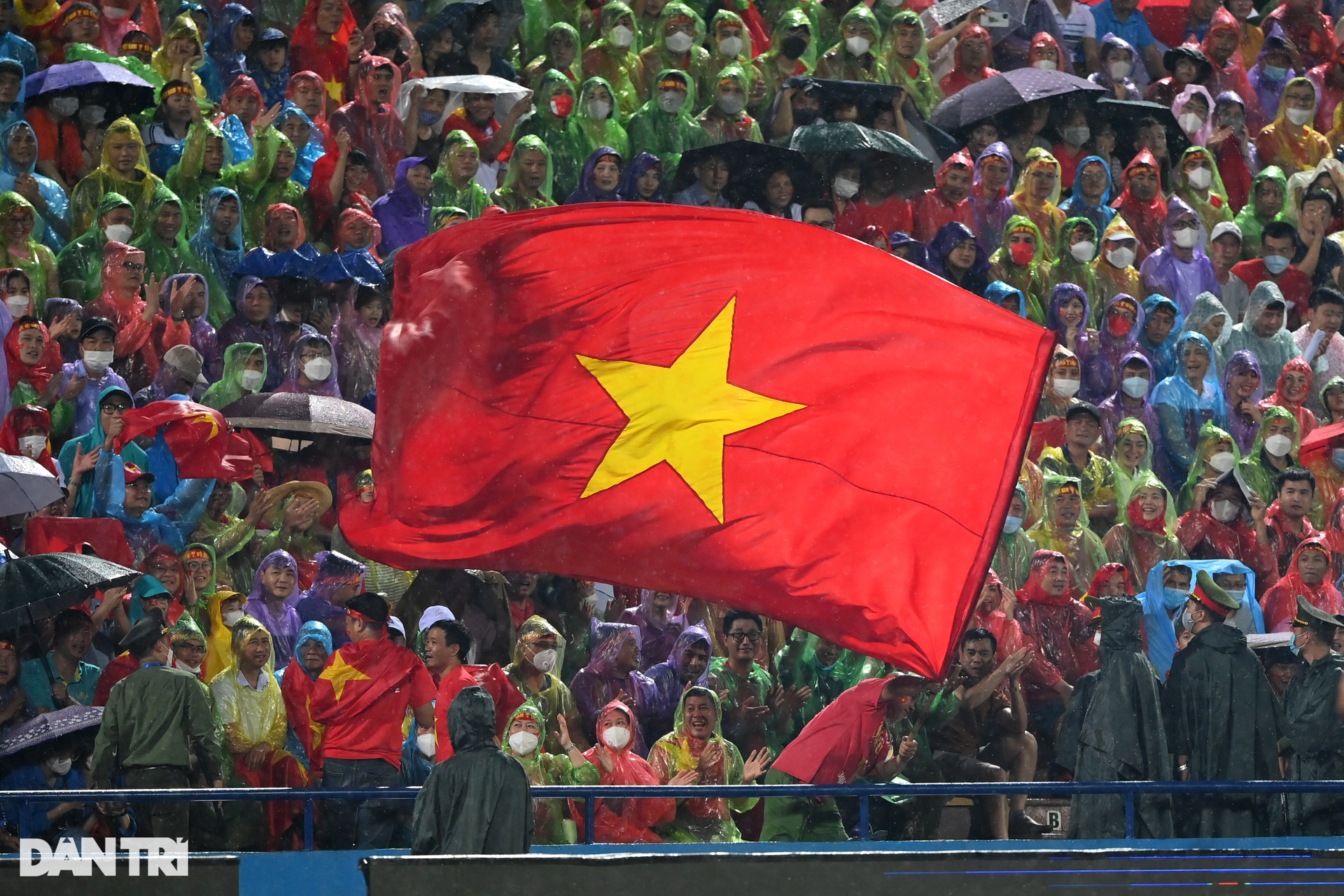 Biển người đội mưa chật kín sân Việt Trì cổ vũ U23 Việt Nam - 6