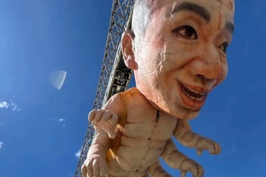 Tượng rết hình mặt người ở khu du lịch gây tranh cãi vì ám ảnh người xem