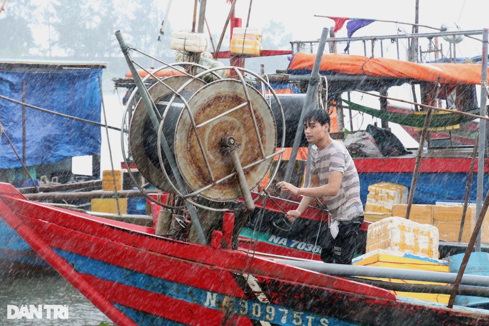 Diễn biến bão số 8 ảnh hưởng tới các tỉnh miền Trung - 11 Diễn biến bão số 8 ảnh hưởng tới các tỉnh miền Trung - 11