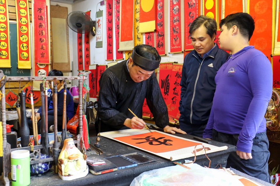 Mưa lạnh người dân vẫn đổ về Văn Miếu xin chữ đầu năm - 6 Mưa lạnh người dân vẫn đổ về Văn Miếu xin chữ đầu năm - 6