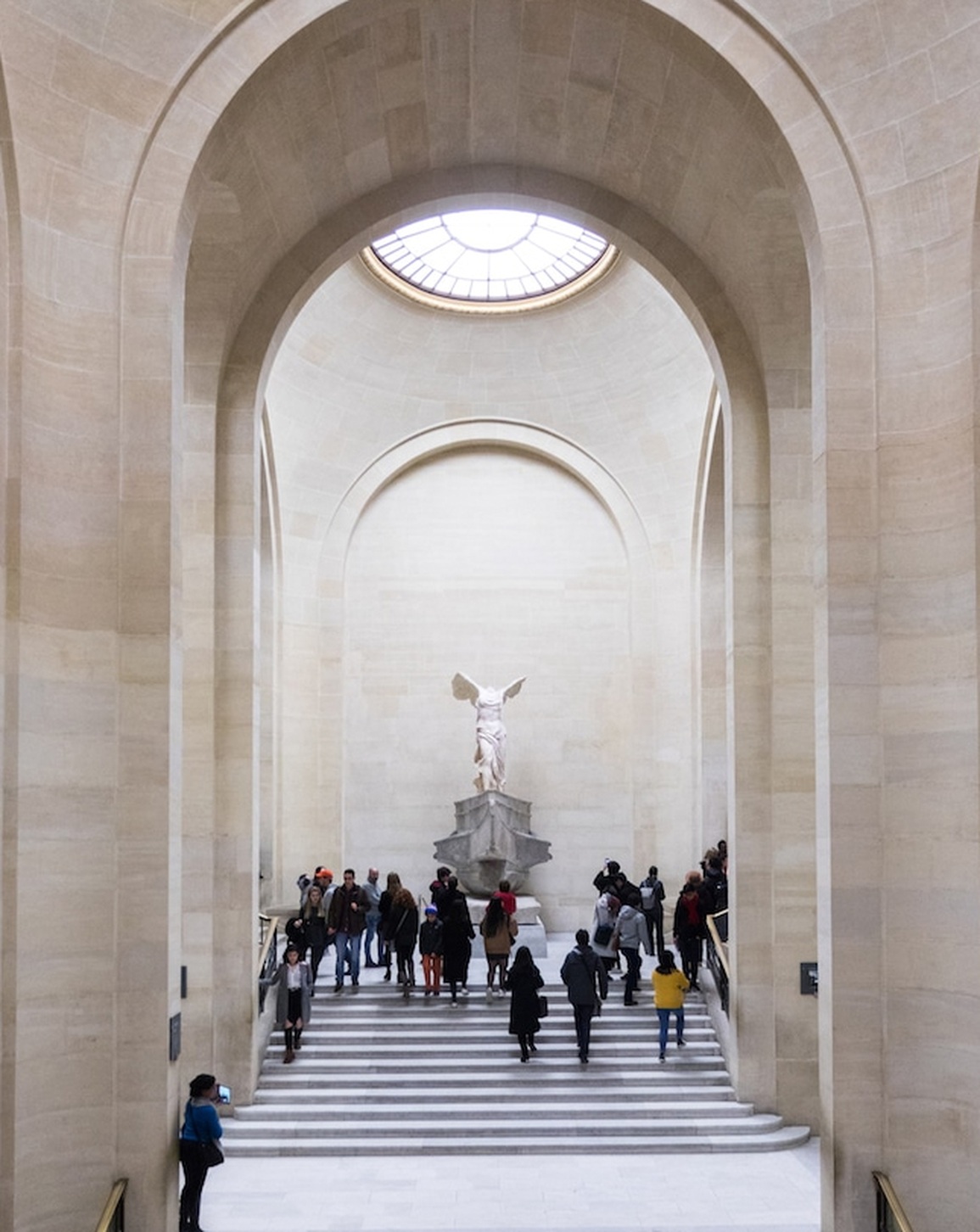 Tiết lộ về bức tượng mất đầu trong bảo tàng Louvre - 2 Tiết lộ về bức tượng mất đầu trong bảo tàng Louvre - 2
