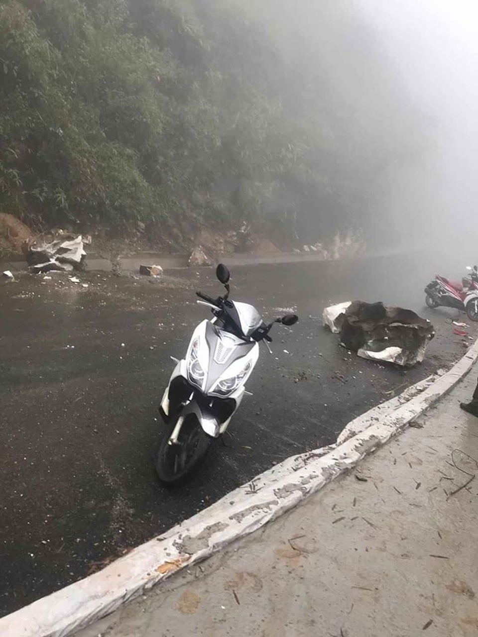 Người đi xe máy bị tảng đá lớn lăn trúng - 1 Người đi xe máy bị tảng đá lớn lăn trúng - 1