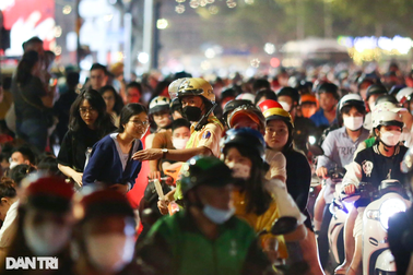 Khu vực trung tâm, xóm đạo ở TPHCM kẹt cứng trong đêm Noel