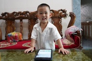 Mới 3 tuổi, cậu bé đã đọc tiếng Việt thành thạo, biết cả tiếng Anh