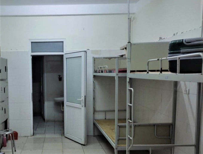 Cố thủ cửa hàng tiện lợi, bôi nước lên người mới ngủ được vào ngày 40 độ C - 2 Cố thủ cửa hàng tiện lợi, bôi nước lên người mới ngủ được vào ngày 40 độ C - 2