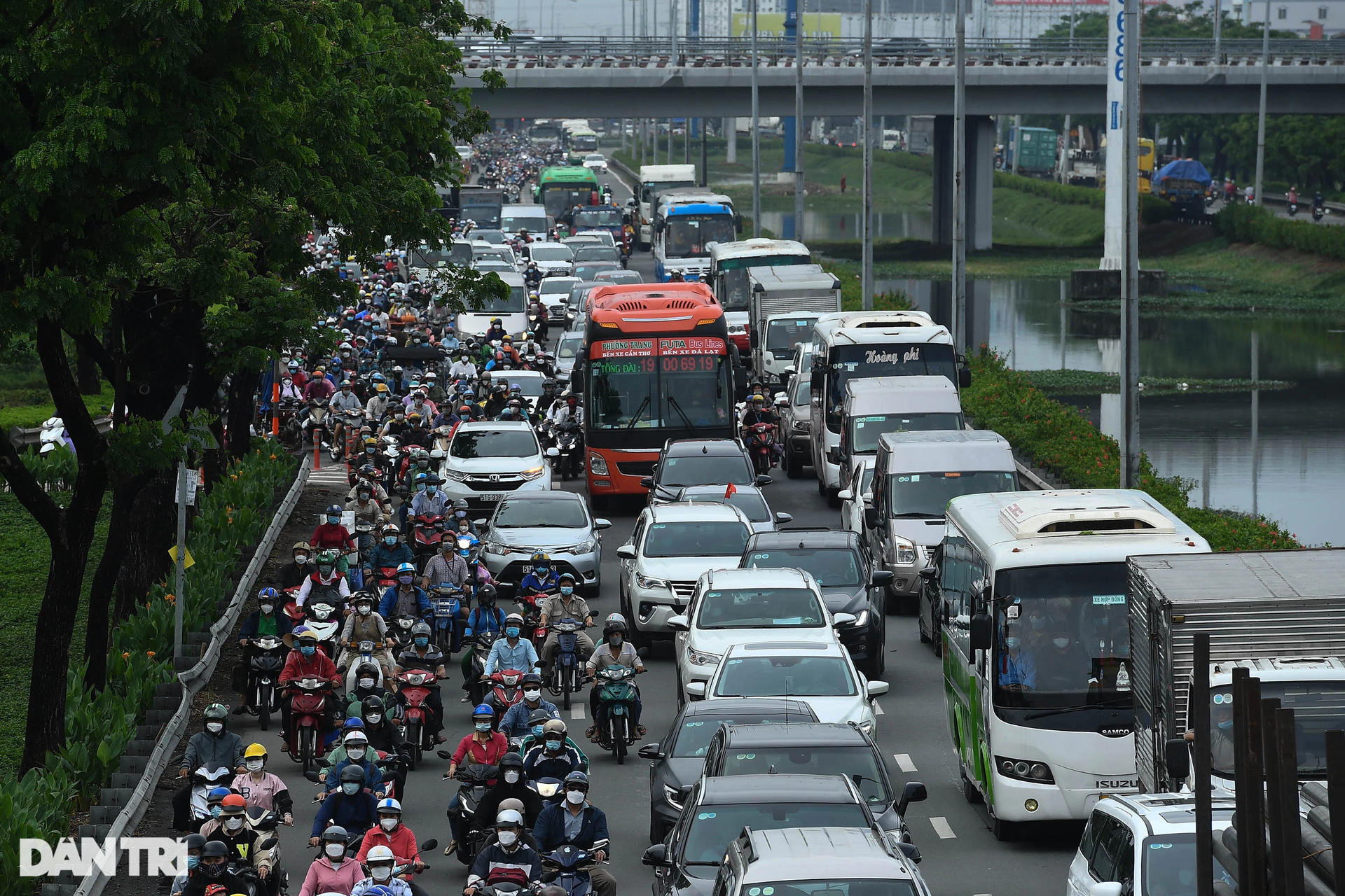 Người dân ùn ùn về quê nghỉ lễ, cửa ngõ phía Tây TPHCM kẹt cứng - 3 Người dân ùn ùn về quê nghỉ lễ, cửa ngõ phía Tây TPHCM kẹt cứng - 3