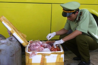 Bắt giữ xe khách chở trên 700kg nội tạng động vật bốc mùi hôi thối