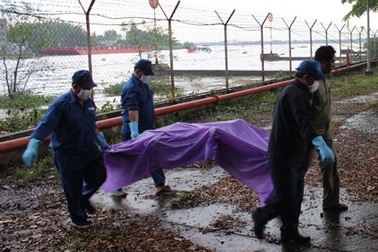 Phát hiện xác thanh niên trôi sông cùng 300 ngàn trong túi