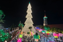 Cây thông Noel "siêu to khổng lồ" được làm từ 4.200 chiếc nón lá