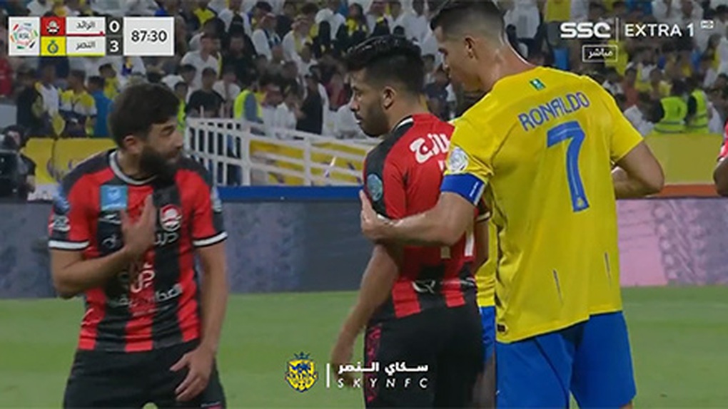 C.Ronaldo đóng vai người phán xử khi đối thủ tranh nhau penalty - 1 C.Ronaldo đóng vai người phán xử khi đối thủ tranh nhau penalty - 1