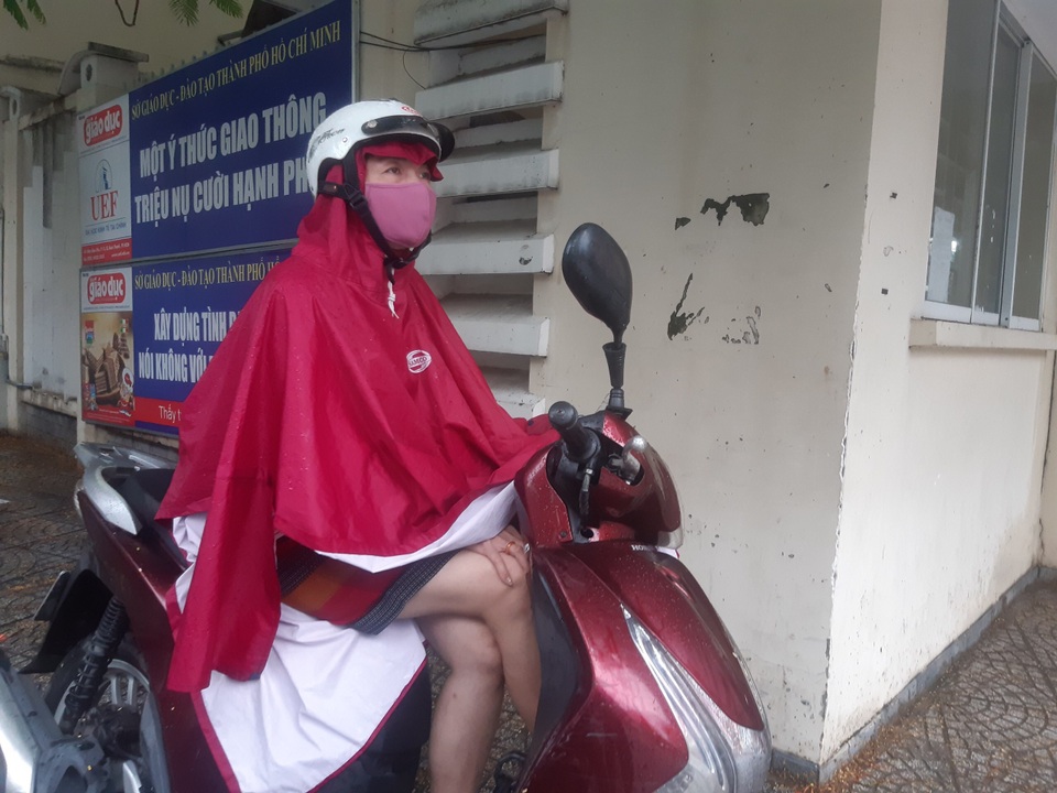 Phụ huynh Sài Gòn đội mưa chờ con thi xong môn Toán - 3 Phụ huynh Sài Gòn đội mưa chờ con thi xong môn Toán - 3