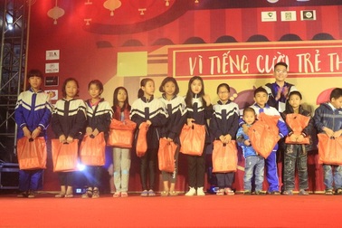 Học sinh trường Phan mang nụ cười hạnh phúc đến trẻ em làng SOS ngày giáp Tết