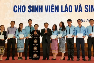 TƯ Hội Khuyến học Việt Nam trao 120 suất học bổng cho sinh viên Lào