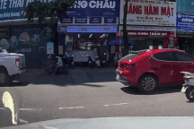 Sang đường ẩu, xe máy đẩy người khác ngã vào đầu ô tô