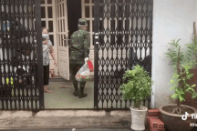 Xúc động hình ảnh cụ bà rơi nước mắt khi bộ đội mang thực phẩm tới nhà