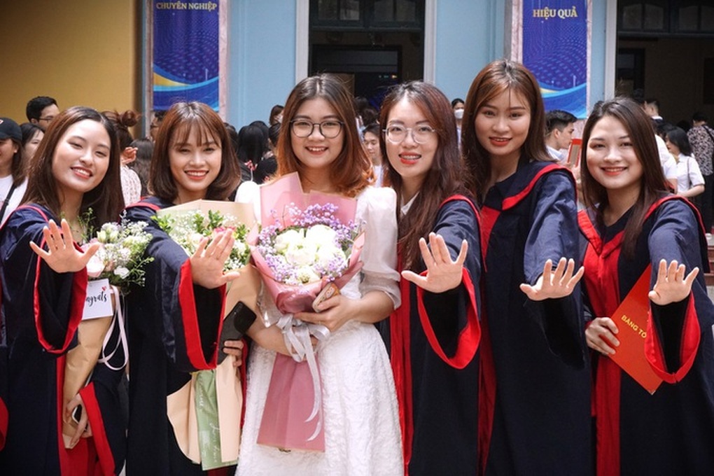 Lễ phục tốt nghiệp của các trường đại học Việt Nam học hỏi nước ngoài - 10 Lễ phục tốt nghiệp của các trường đại học Việt Nam học hỏi nước ngoài - 10
